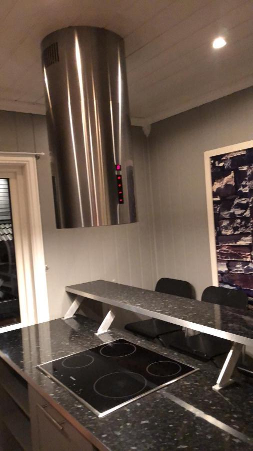 Apartamento Den Gule Huset Lyngdal Exterior foto