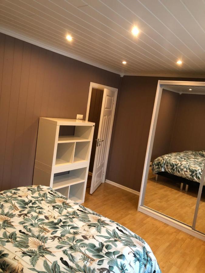 Apartamento Den Gule Huset Lyngdal Exterior foto