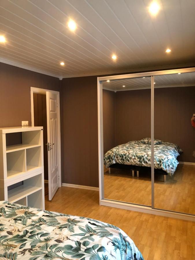 Apartamento Den Gule Huset Lyngdal Exterior foto
