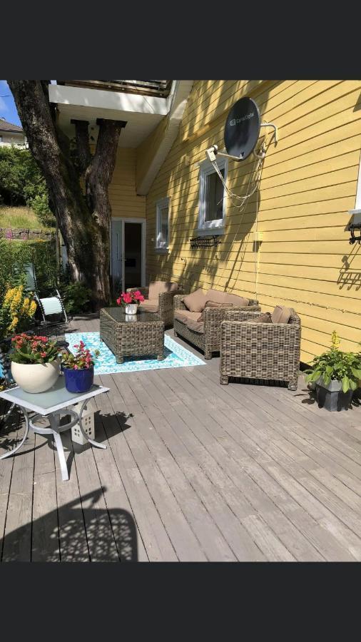 Apartamento Den Gule Huset Lyngdal Exterior foto