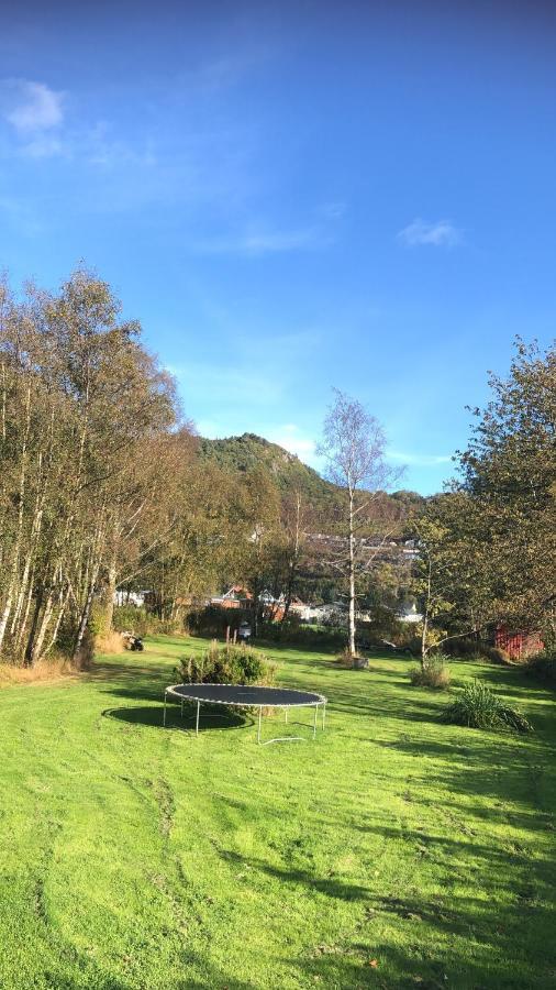 Apartamento Den Gule Huset Lyngdal Exterior foto