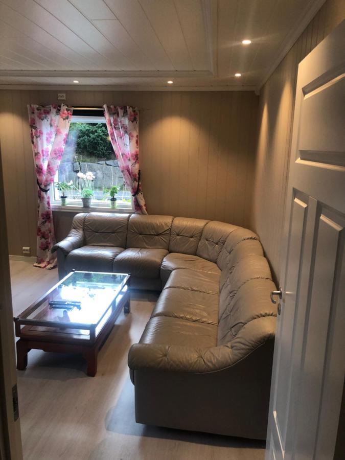 Apartamento Den Gule Huset Lyngdal Exterior foto