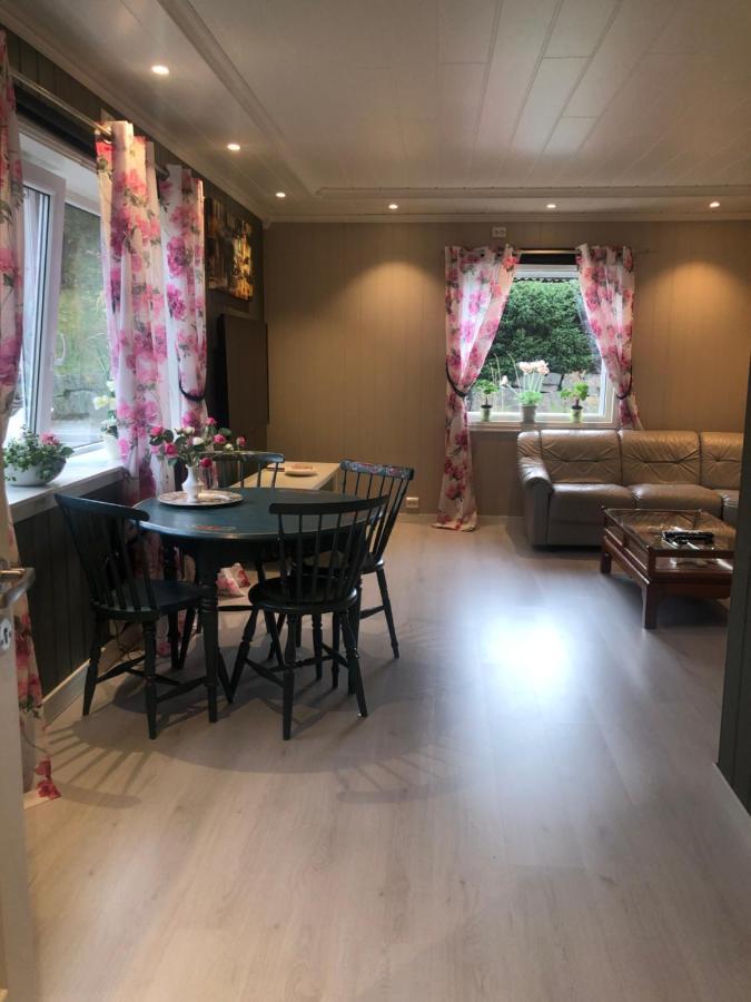 Apartamento Den Gule Huset Lyngdal Exterior foto