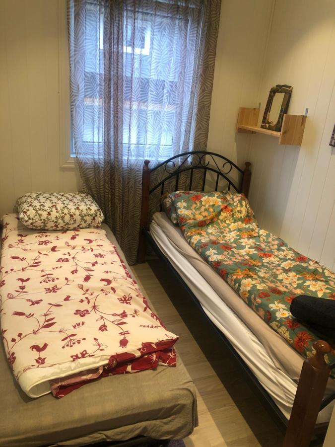 Apartamento Den Gule Huset Lyngdal Exterior foto